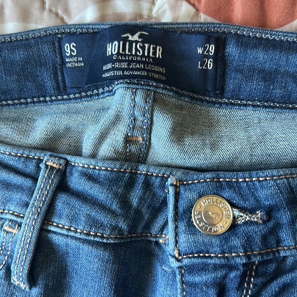 ripped jeans from hollister!! never worn. size: 9s / w:29/L:26🫶🏼 - Picture 3 of 3